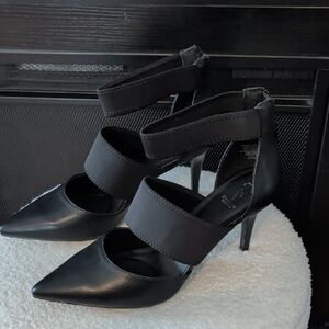 New.   Vera Wang 9.5 Amazing Pumps With Straps.     Sexy !